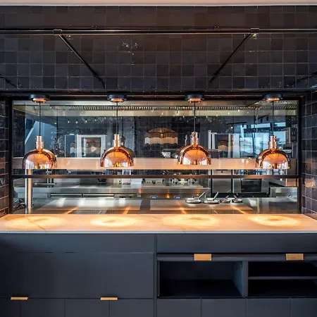 מלון Doubletree By Hilton Centre Iconic 4*