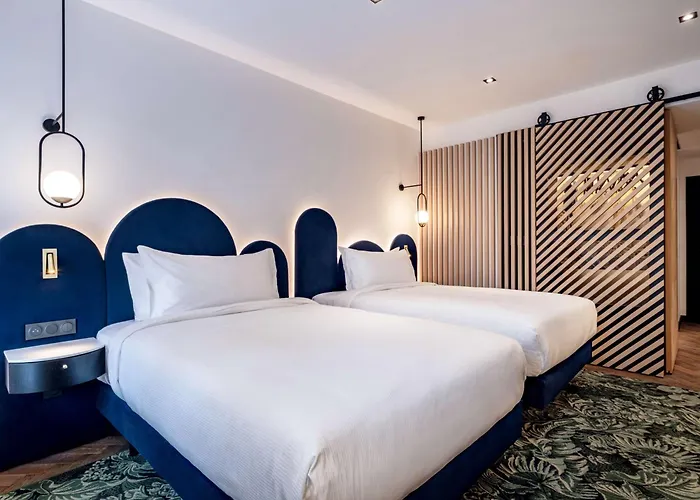 Doubletree By Hilton Centre Iconic מלון
