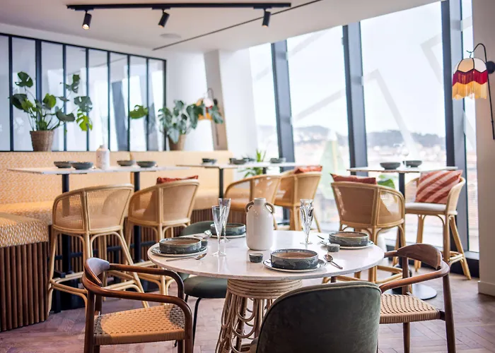 Doubletree By Hilton Centre Iconic 4* ניס