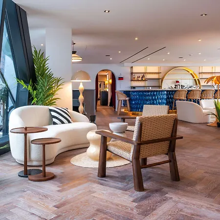 Doubletree By Hilton Centre Iconic Hotel