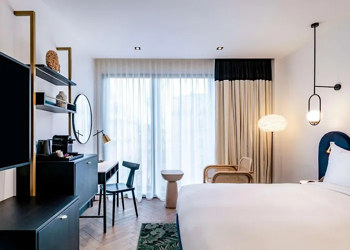 Doubletree By Hilton Centre Iconic Hotel