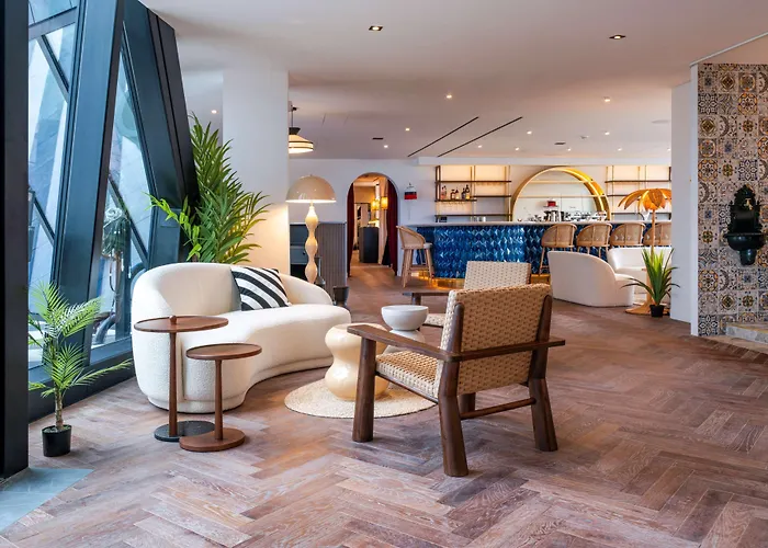 Doubletree By Hilton Centre Iconic Hotel