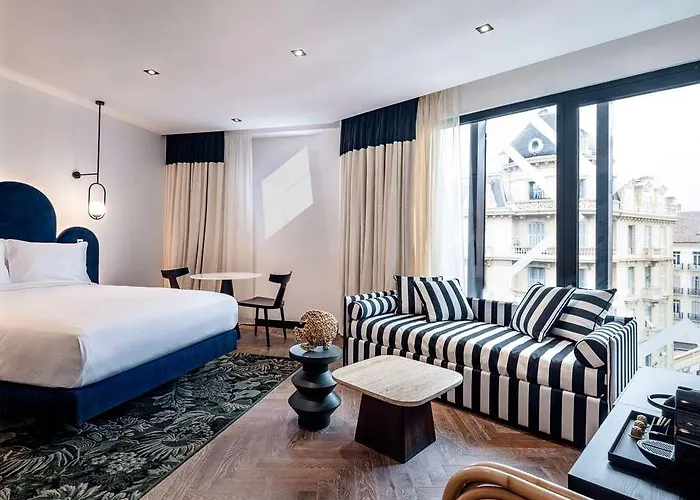 Отель Doubletree By Hilton Centre Iconic 4*