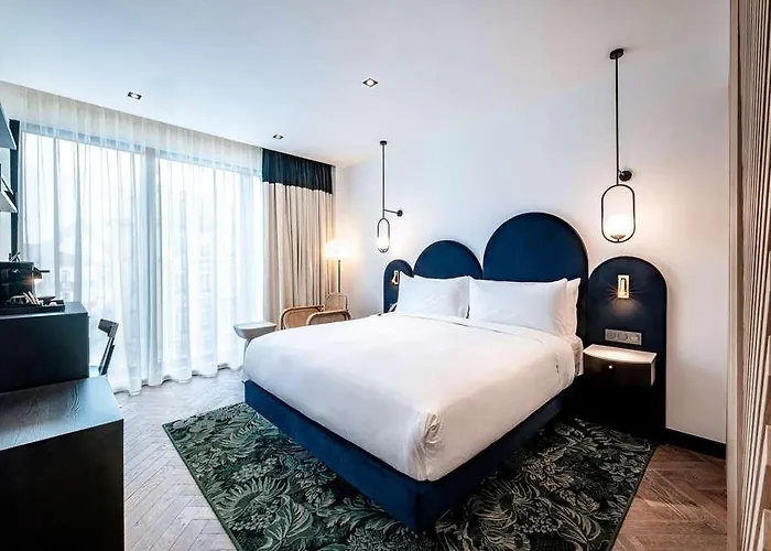 Doubletree By Hilton Centre Iconic Отель