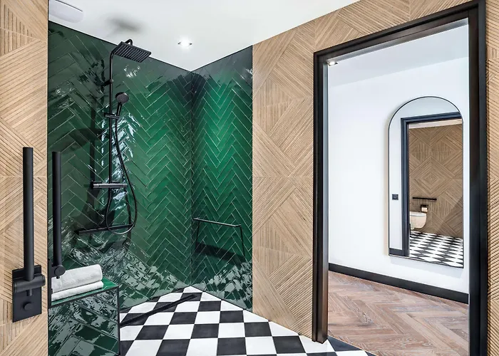 Doubletree By Hilton Centre Iconic Hotel